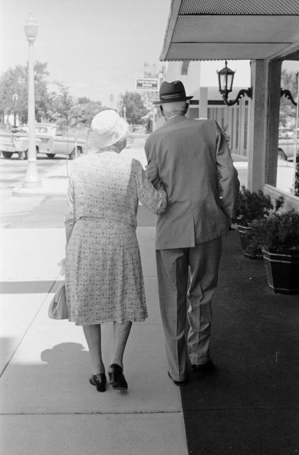 Old+Couple+on+Street.jpg
