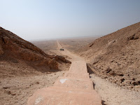 エジプト・アマルナ、「境界線ステラU」への階段から振り返る