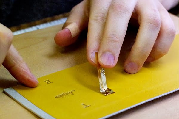 活字ホルダー箔押し作業