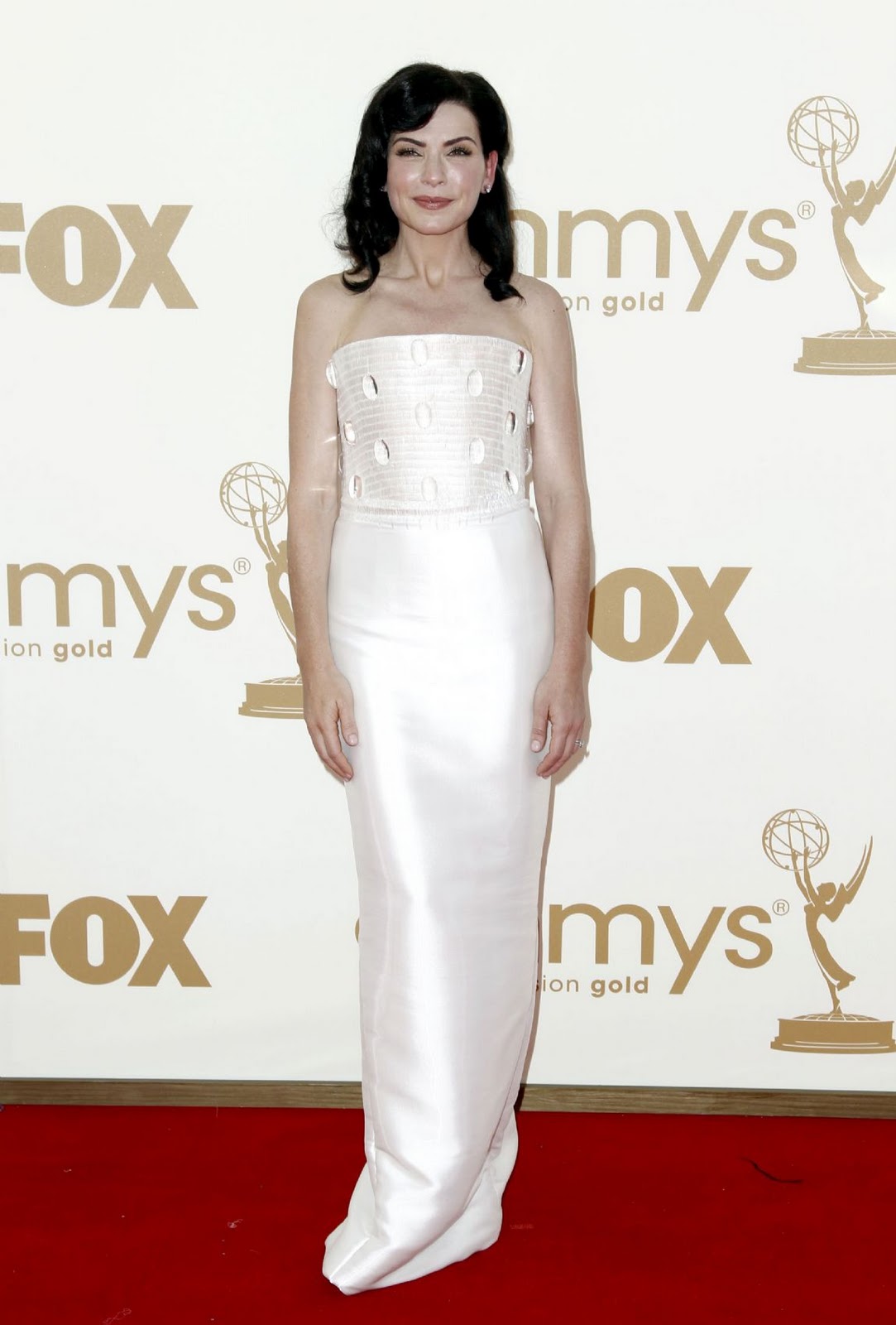 http://1.bp.blogspot.com/-zjqpBUgqkt0/TnbP7HoTQ8I/AAAAAAAAEiQ/BFlJBVOB-Fc/s1600/julianne+margulies+armani+prive.jpg