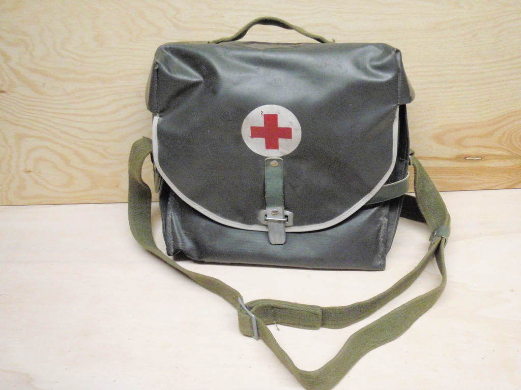 bingbabel East German Army NVA Medic First Aid Kit Bag 1970 / 1980s