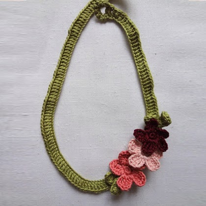 Craft Projects: Crochet Flower Necklace Tutorial