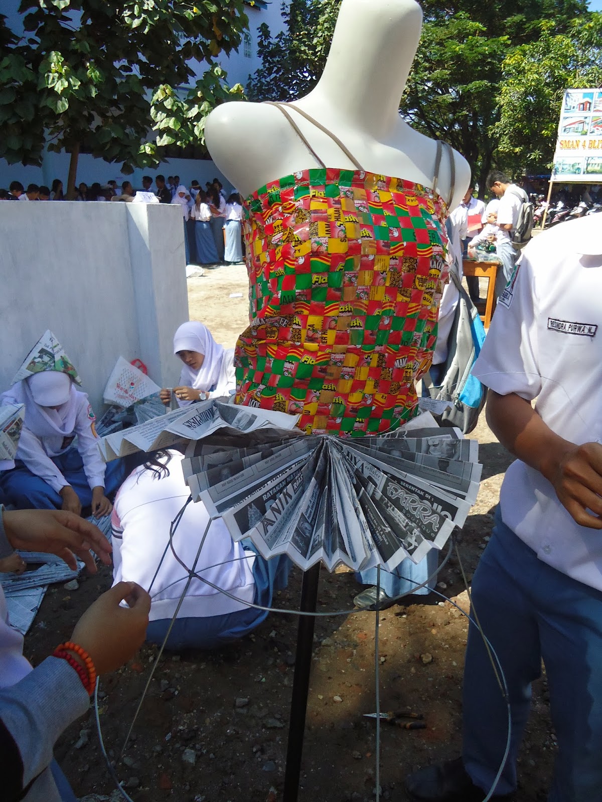 ARSI SURYA Mendaur Ulang koran dan Plastik bekas menjadi