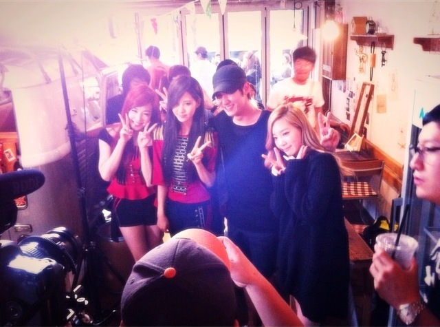 Noticia: TTS visita a Yoona en el set de "Love Rain" Snsd+taetiseo+at+the+set+of+love+rain