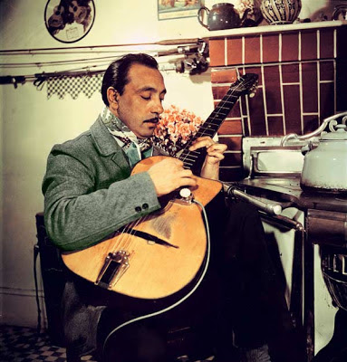 http://1.bp.blogspot.com/-zllcVnHtK-c/UZgXh7wSgzI/AAAAAAAAM8I/5JdNs8Gpz6g/s400/Django_Reinhardt_chez_lui_Samois_1953_coll._particuli_re_Herv_Derrien.jpg