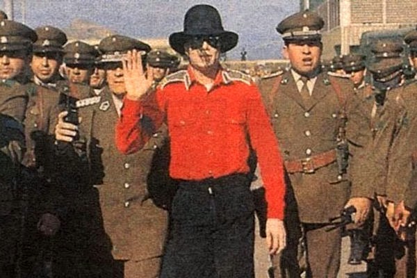 Fotos Com Histórias e Curiosidades - Página 9 1993+-+Michael+Jackson+arrives+in+Santiago+Chile