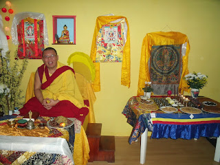 Gueshé Lama Ahbay Rinpoché prépare la puja de Lama Tsong Khapa
