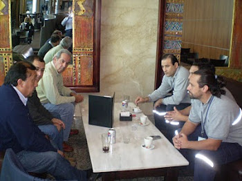 Nuestros Compañeros Hugo Alonso y Carlos Tarifa dialogando con trabajadores aeroportuarios de Córdo