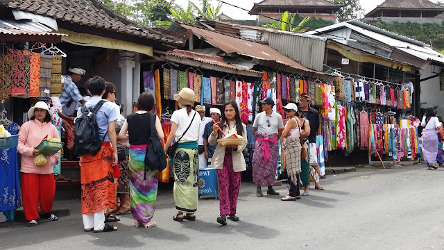 Puestos y tiendas en el acceso a Pura Besakih (Bali)