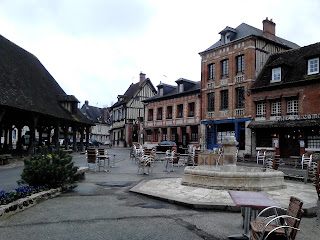photo prise par Stéphanie Pimet de Lyons la Forêt en Normandie place de Lyons la Forêt voyage en Normandie