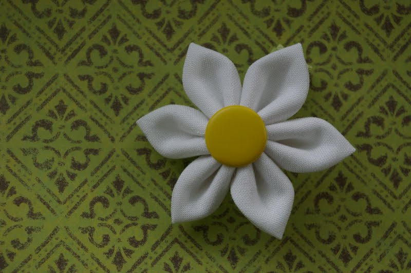 how to make a fabric daisy flower {tutorial} Little ...