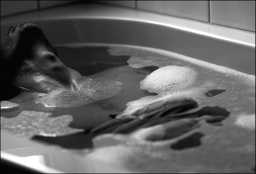 Голая сучка в черно-белом ролике принимает ванну и сушит волосы