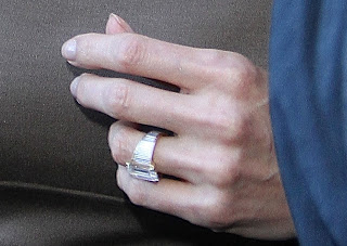 Angelina Jolie Shows Her Engagement Ring4