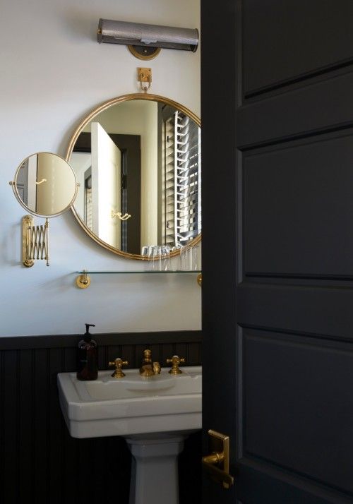 Baños en Black & White, con un toque dorado | Etxekodeco