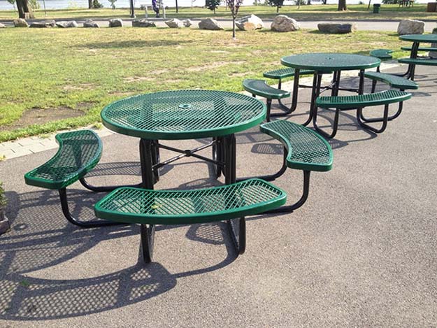 16 Photos That Will Annoy The Perfectionist In You - This park bench that just wants you to be miserable. 16 Photos That Will Annoy The Perfectionist In You - This park bench that just wants you to be miserable.
