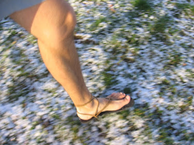 Un pied de coureur chaussé des sandales huaraches en Vibram SuperNewflex