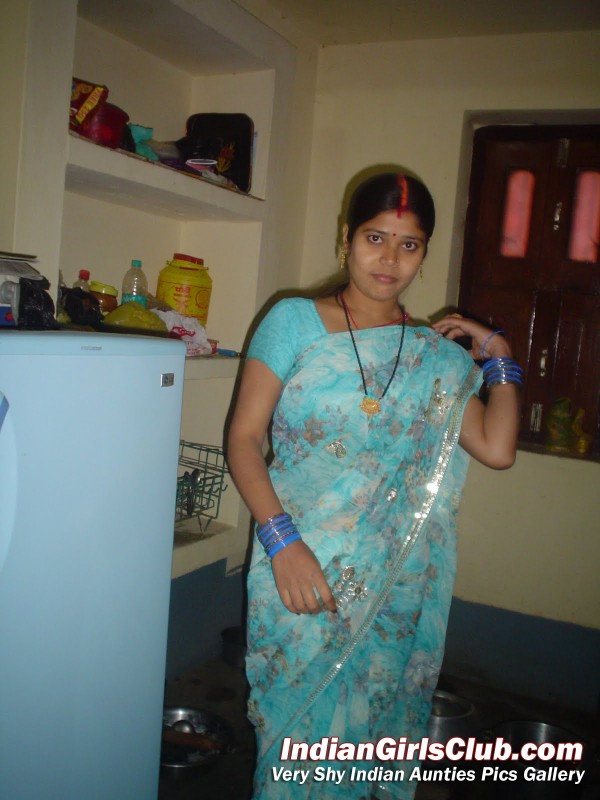 Desi aunty dress change showing fan images