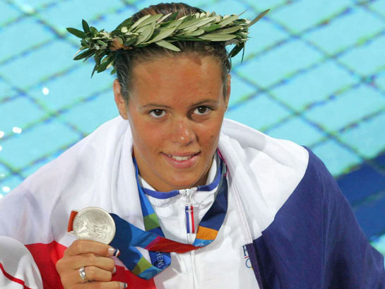 [aout-2004-laure-manaudou-pose-avec-sa-medaille-argent-800m-bbd0c.jpg]