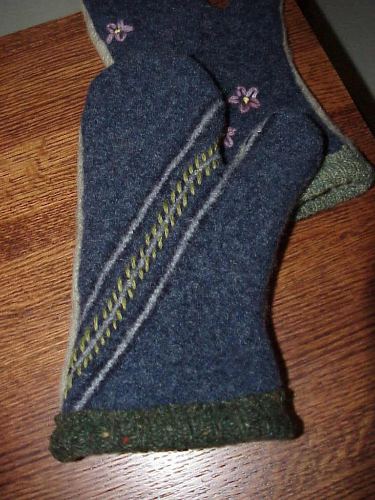 Kriskrafter: Free Felted Oven Mitt Pattern!