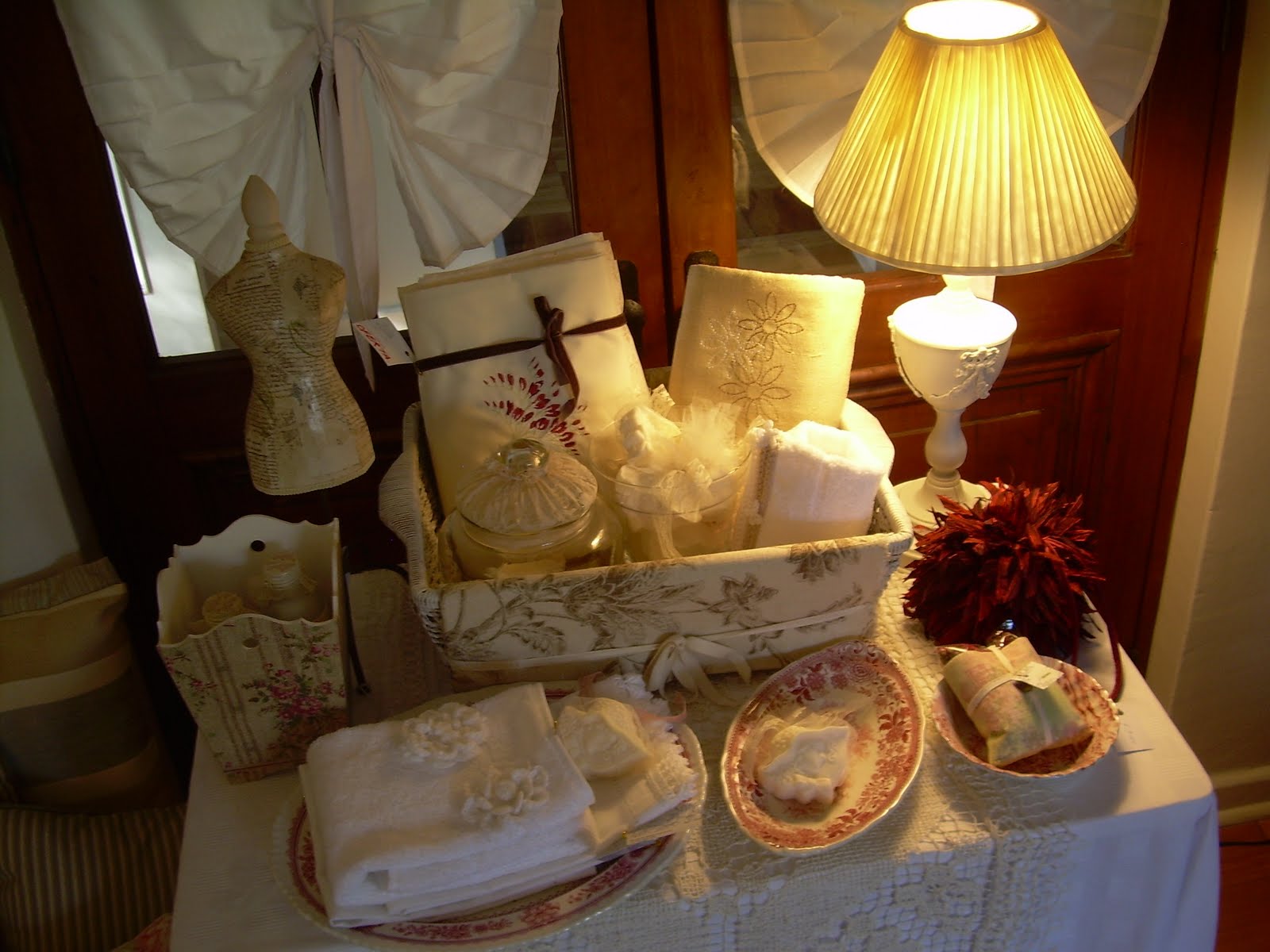 Paz Montealegre | Decoración: toallas y cortinas bordadas baño -jabones