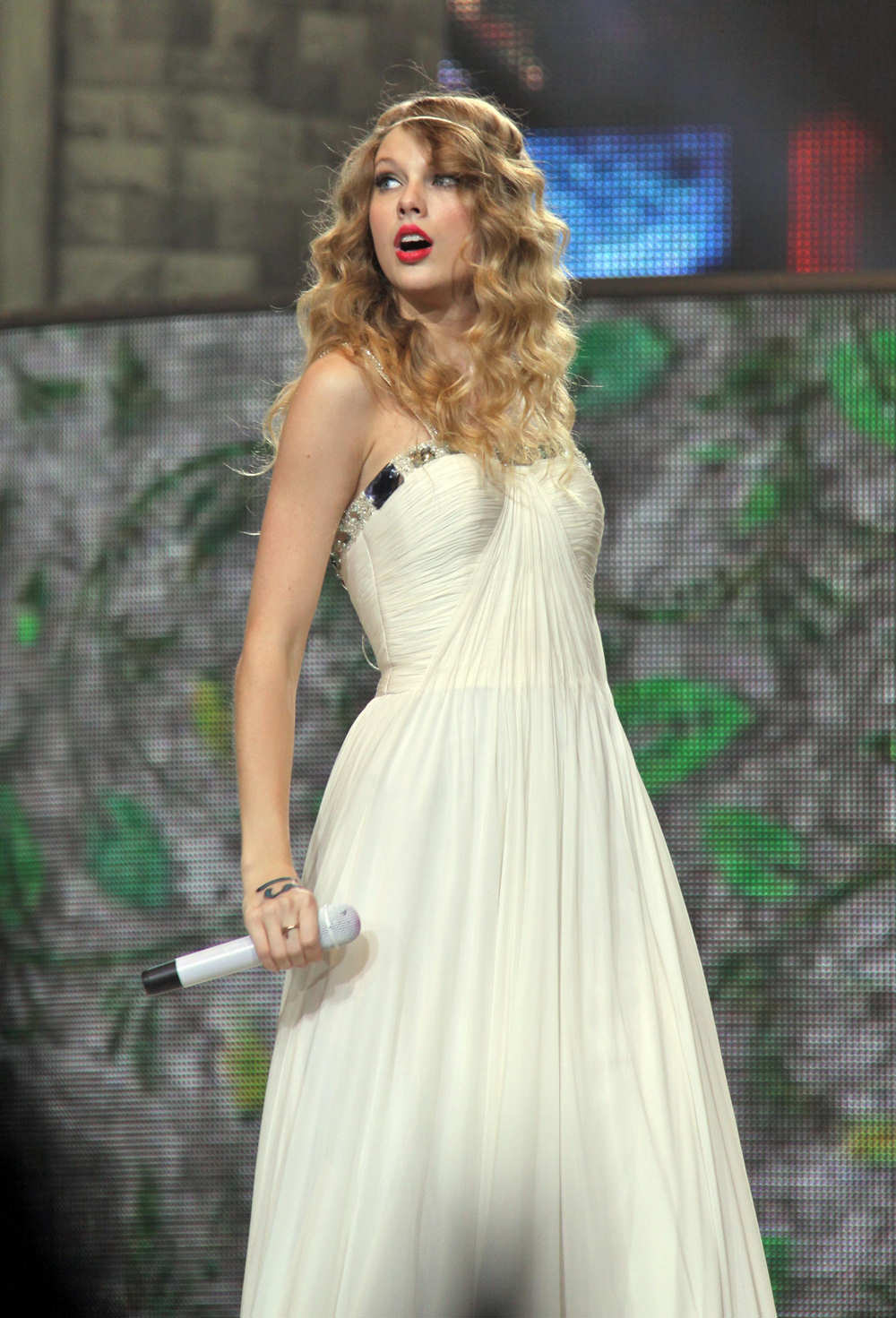 Taylor Swift - Fearless Tour Stills in Toronto