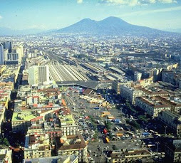 Piazza Garibaldi, com Vesúvio (Nápoles)