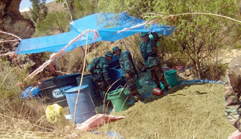 un grupo de 12 policías anti-droga fue brutalmente atacado por campesinos