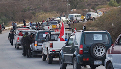 la larga caravana de vehículos con banderas rojo y blanco de Potosí regresa