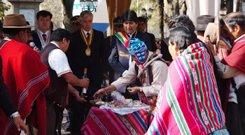 también un sahumerio quemando cenizas y chucheríos ante las autoridades