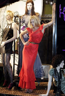 Avril Lavigne Whibley(Belleville, 27 de setembrode 1984), mais conhecida pelo  seu ... Em 2008 Avril lançou um de seus maiores projetos, Abbey Dawn, a sua  própria marca de ... O Estado de S.Paulo (7 de Abril de 2003). ... Avril Lavigne  Launches Abbey Dawn Clothing Line: 'It's Absolutely My Wardrobe' (em inglês).