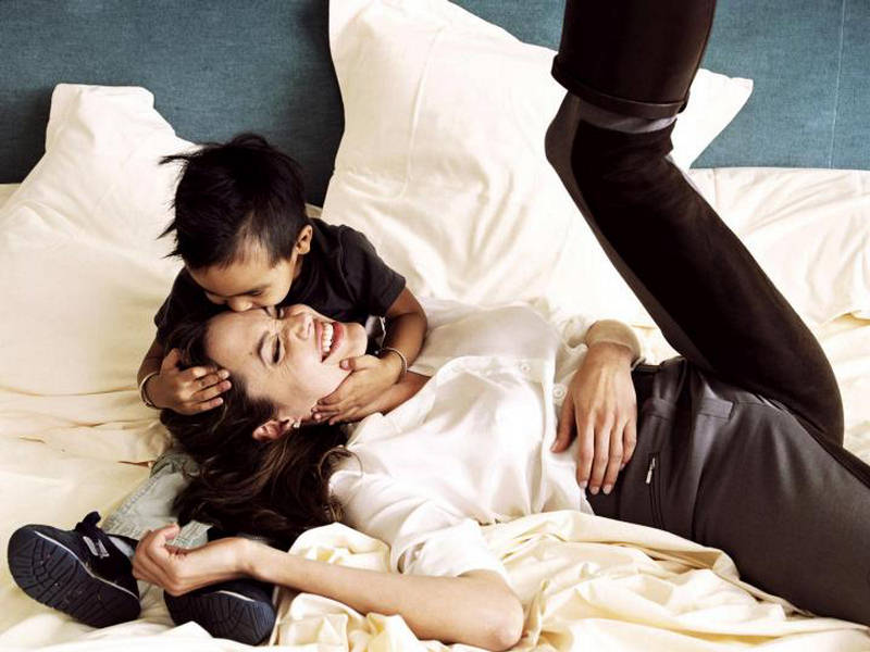 [Angelina+Jolie+Child+Love+Wallpapers.jpg]