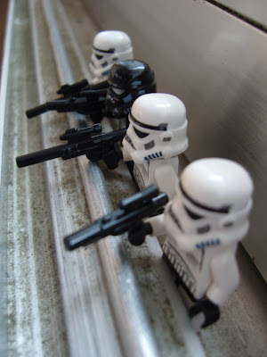 Les stormtroopers font le guet et attendent l'ennemi