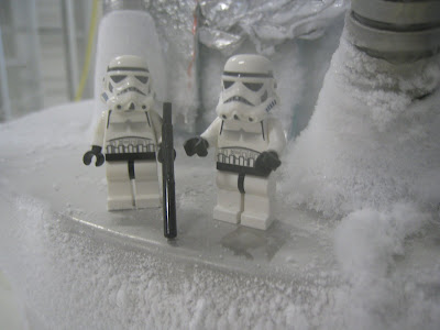 Trois stormtroopers impériaux faisant le guet dans le froid