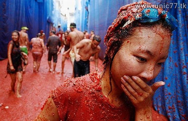 http://1.bp.blogspot.com/_-x7gqq9QJuA/TIMyqPmbTiI/AAAAAAAASnE/ZsLZoazX7oY/s1600/LaTomatina_food_fight_26.jpg