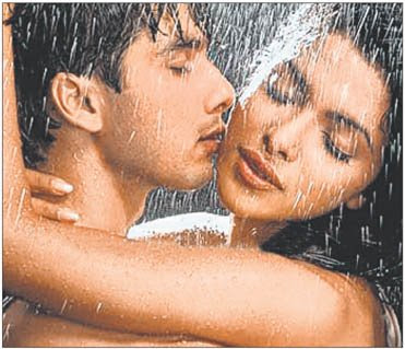 Latest News: Kiss Kameena! Priyanka Agrees to Liplock With Shahid