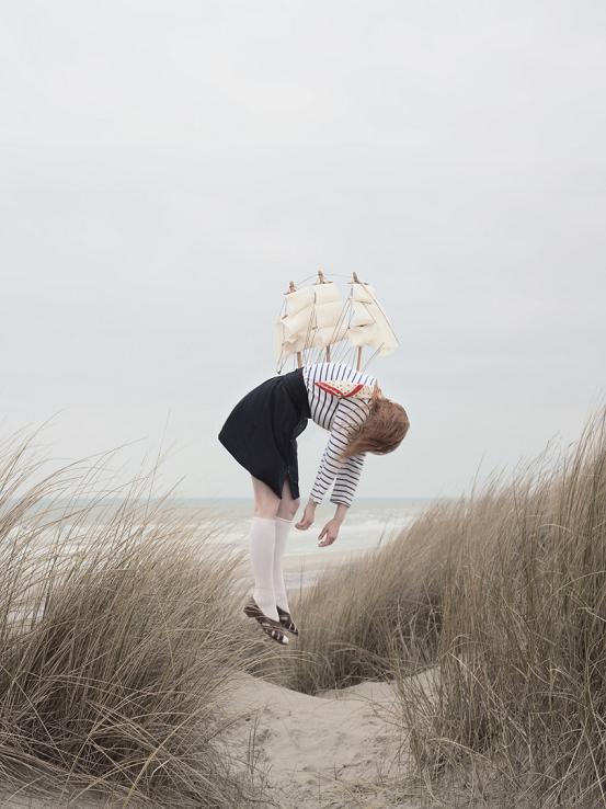 sleepy elevations maia flore mulheres flutuando fotografia