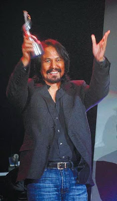 M. Nasir with his award