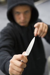 ΛΗΣΤΕΙΑ ΜΕ ΑΠΕΙΛΗ ΜΑΧΑΙΡΙΟΥ ΣΕ ΦΑΡΜΑΚΕΙΟ ΣΤΟ ΠΑΓΚΡΑΤΙ