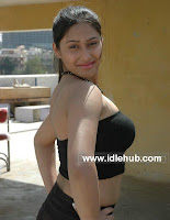 Kanika sexposing yummy thighs and navel for film Sravya