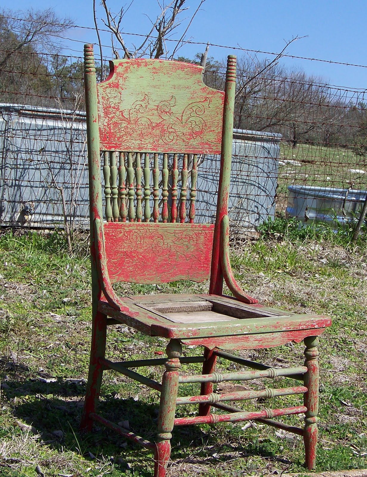[A+DAY+IN+COMFORT+-+GREEN+AND+RED+CHAIR+FROM+ANTIQUE+STORE.jpg]