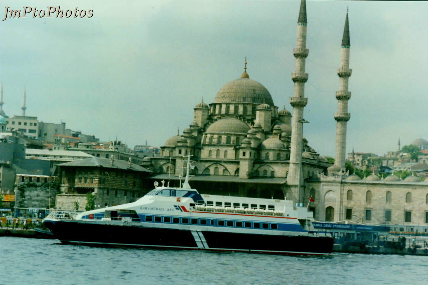 [La+Mosquée+bleue+vue+du+Bosphore.jpg]