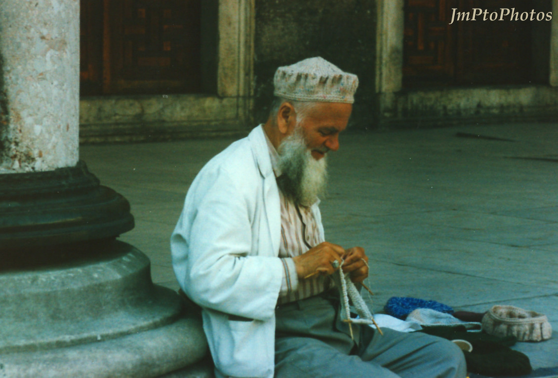 [tricoteur+de+chapeaux+Turquie+Konya.jpg]