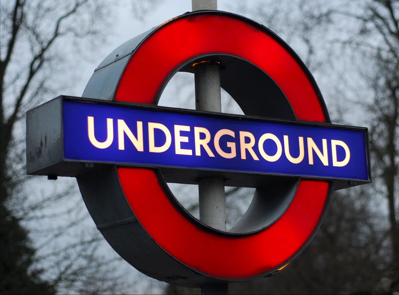 [063-Underground_roundel_sign_at_Epping.jpg]
