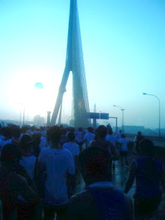 พระอาทิตย์ขึ้นที่สะพานพระราม 8 กรุงเทพมาราธอน 2010