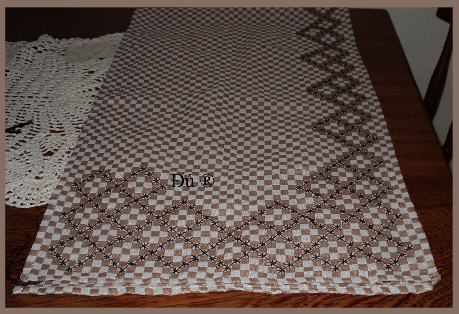 Bordado em tecido xadrez - Caminho de Mesa (Detalhes sobre o bordado  Visitar)