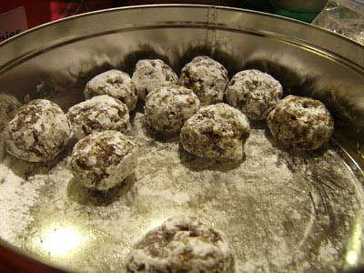 Date balls with powdered sugar