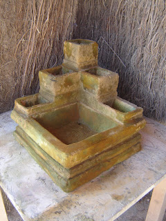 Ventana a lo escultórico: Fuente de piedra con jardineras