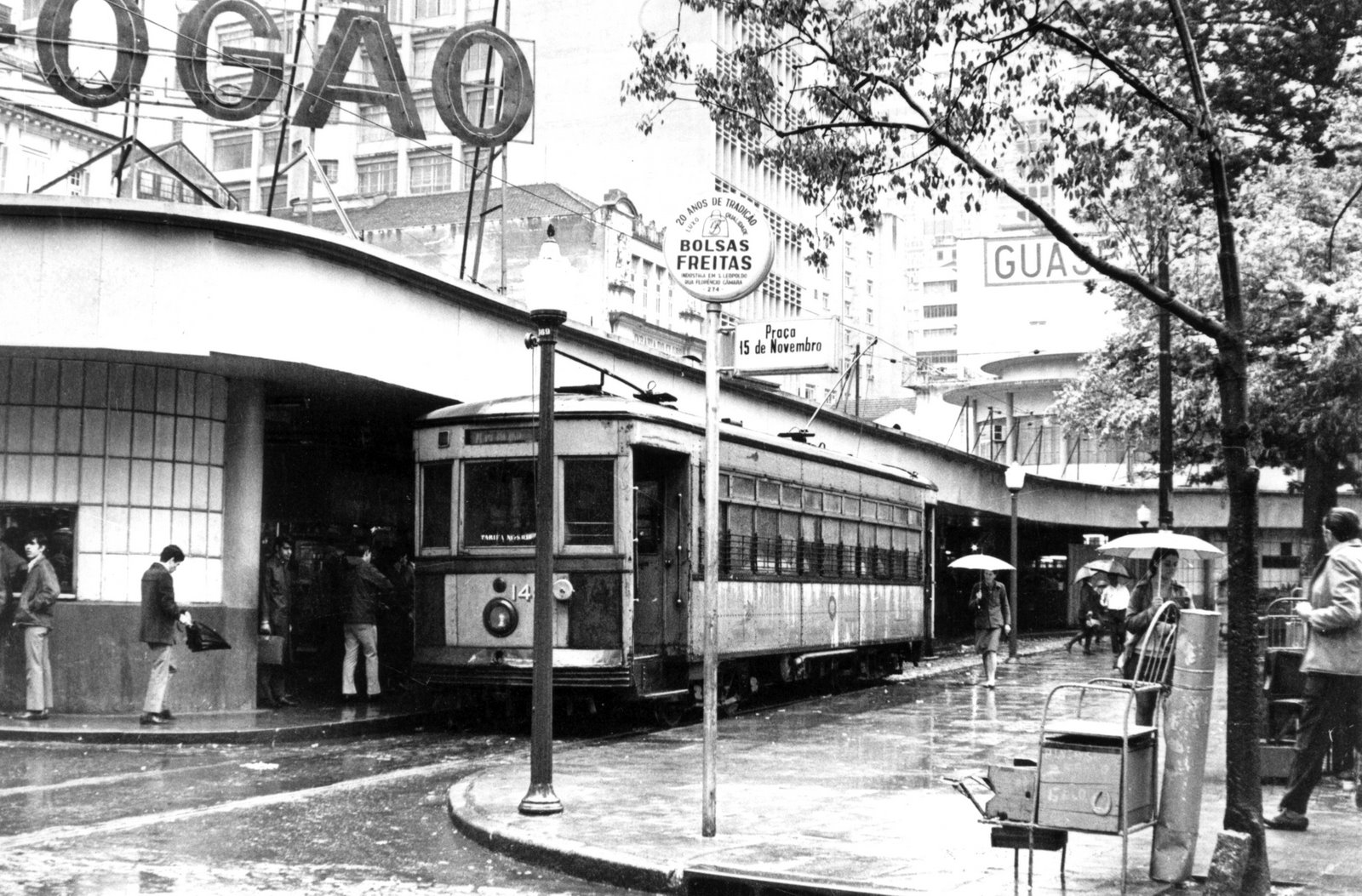 [01.Abrigo+de+bondes+na+praÃ§a.+XV.JPG]