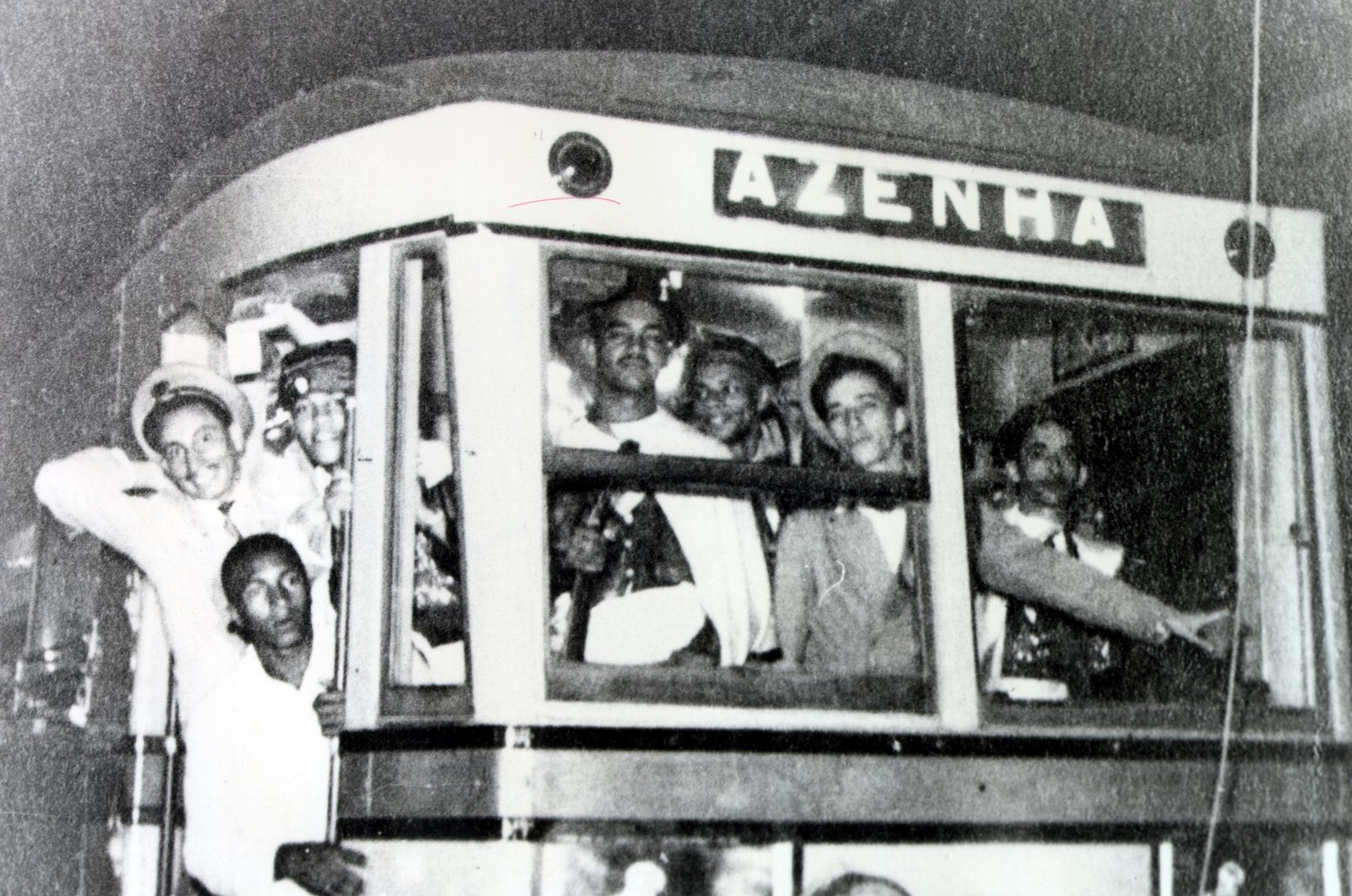 [04.Bonde+carnavalesco+na+Azenha.JPG]