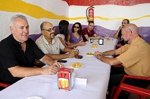 [COMIDA+EN+EL+STAND+DE+IU+efe.jpg]